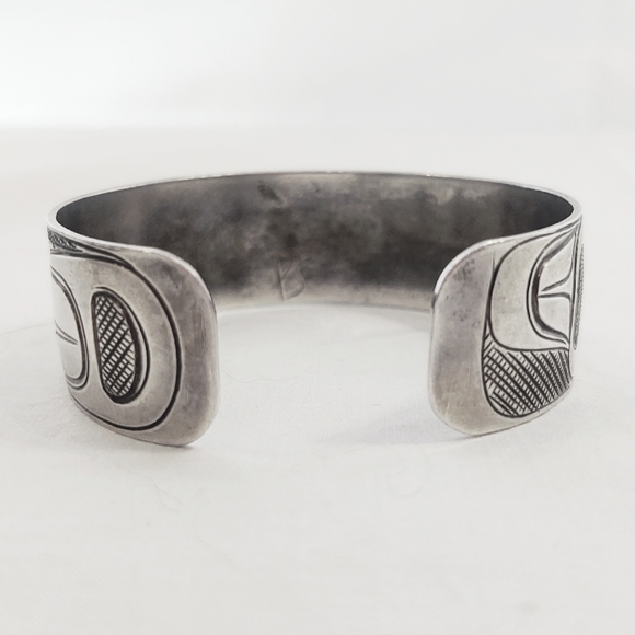 First Nation Paddy Seaweed Signed Sterling Silver Raven Cuff Bracelet - Picture 5 of 11